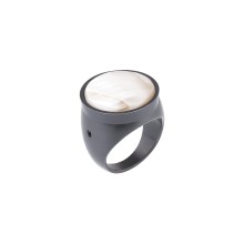 Artistic signet ring with mother of pearl from the Parer collection