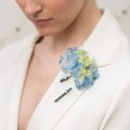 Ciemny pin do butonierki marki ORSKA