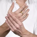 Pierścionek unisex w złotym kolorze w kształcie kobiecego tułowia z kolekcji Body od ORSKA biżuteria