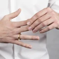 Obrączka unisex z nieregularnych ogniw inspirowana linią pępka z kolekcji Body od ORSKA biżuteria