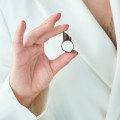 Ciemny pierścionek na szerokiej obrączce - biżuteria ORSKA