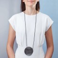 Długi, ciemny naszyjnik z zawieszką inspirowana księżycem w pełni z kolekcji Moon MON46-4 ORSKA