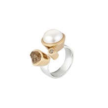Gold-plated ring with a pearl and two diamonds from the Verum collection
