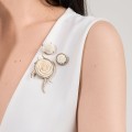 Mały pin z rzeźbioną różą z kolekcji Kembali KEB26-1 ORSKA-b