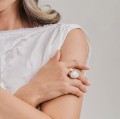 Pozłacany pierścionek z dużą, nieregularną perłą z kolekcji Verum VRP89-1 ORSKA