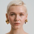 Round gold earrings with lapis lazuli from the Orini collection
