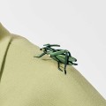 Zielony pin konik polny z kolekcji Plantis PLB28-2- ORSKA Biżuteria