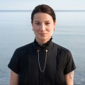 Podwójny, ręcznie robiony pin z bursztynami połączonymi łańcuszkiem z kolekcji Baltica marki ORSKA biżuteria