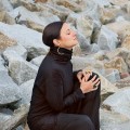 Olga Sarna, prezeska fundacji Mare, w kolczykach z koniakowym bursztynem z kolekcji Baltica marki ORSKA