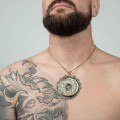 Okrągły artystyczny naszyjnik grawerowany z motywem piwonii z kolekcji Tattoo od ORSKA bizuteria