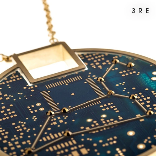 Naszyjnik z fragmentem układu elektronicznego - projekt B2B