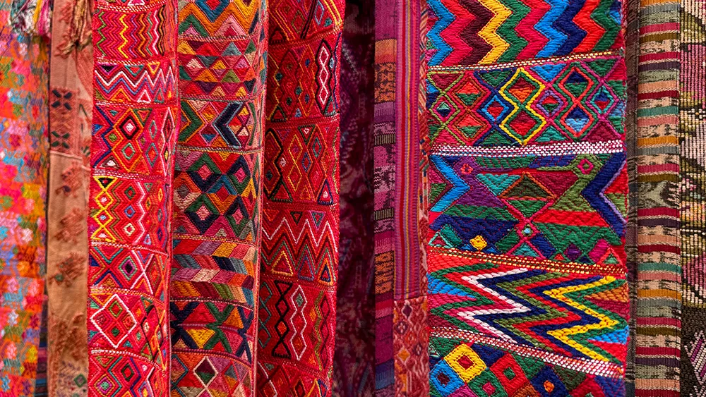 Kolorowe tkaniny do bransoletek z Guatemali