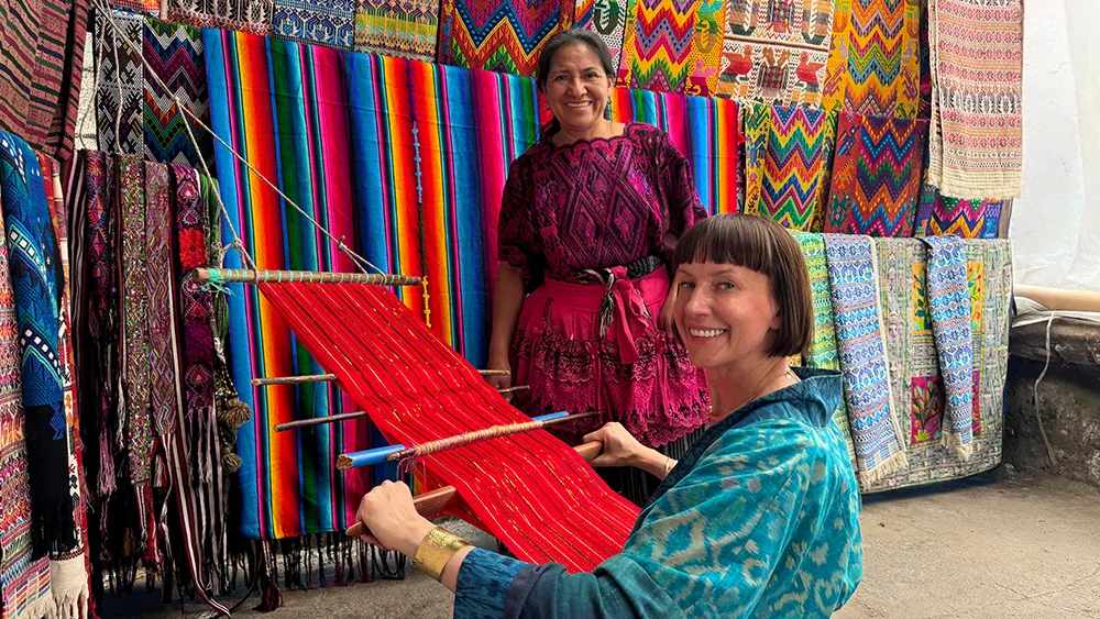 Anna Orska tkająca w Guatemali