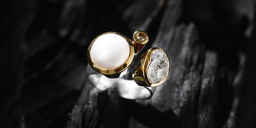 Silver ring with dimonds and pearls