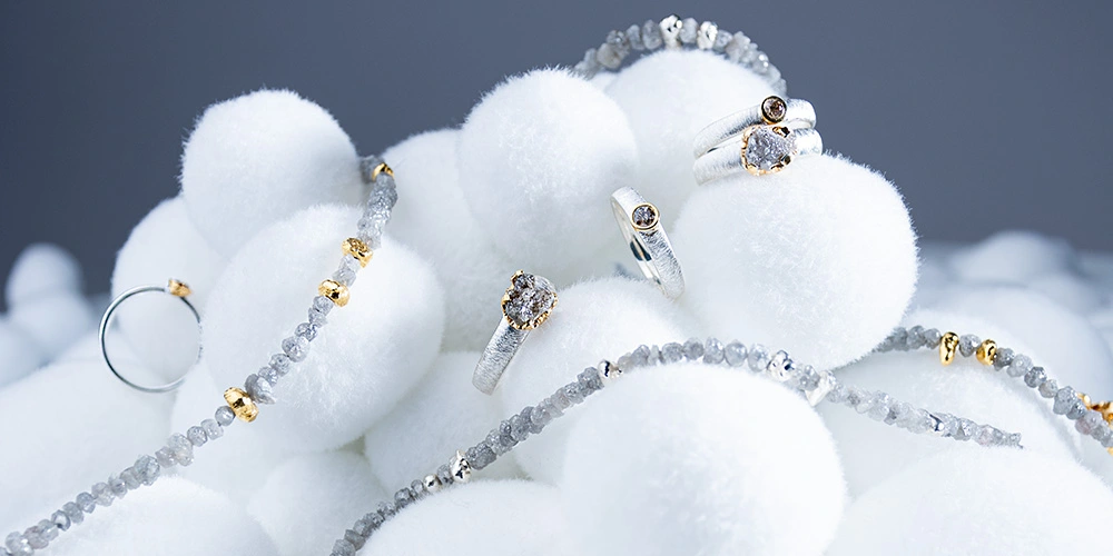 Silver rings and necklaces with dimonds and pearls