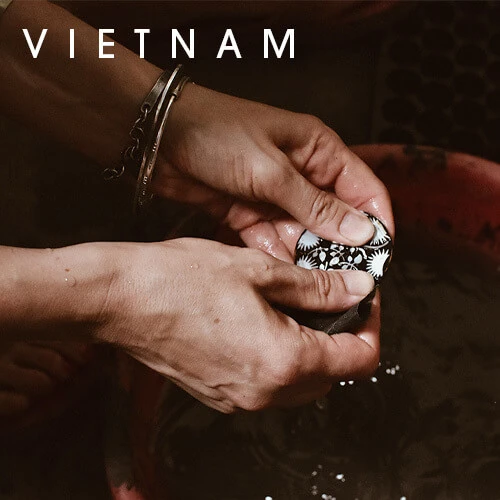 Anna Orska w Vietnamie - designin jewelry of laquer and mother of pearl