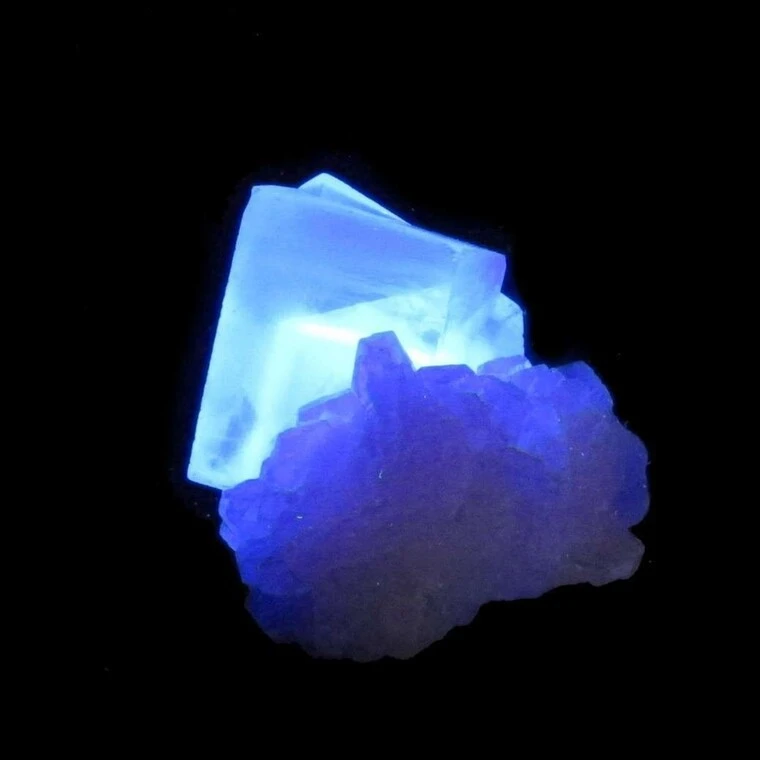 Fluoryt w nocy