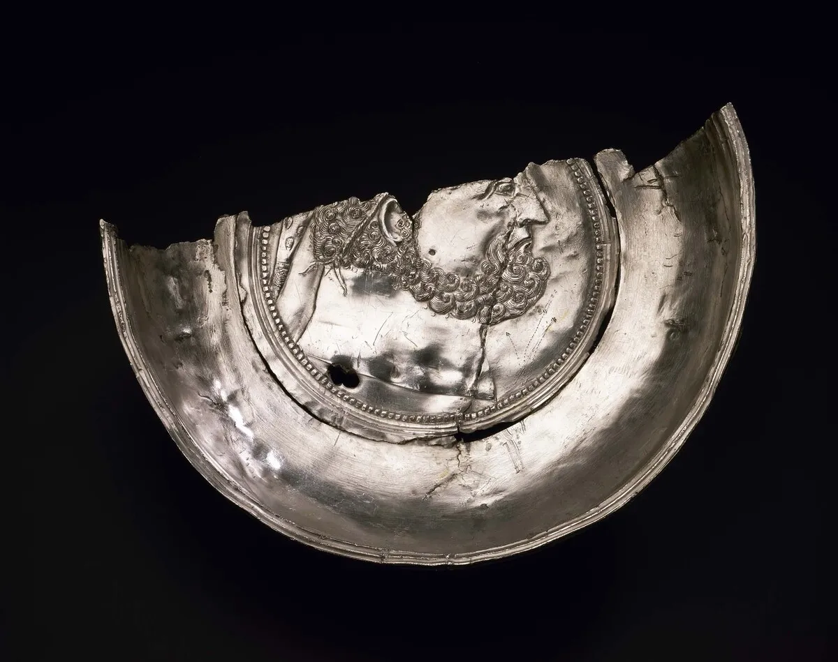 Fragment srebrnego talerza z głową Herkulesa